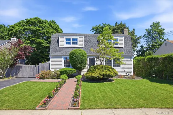 25 Parkdale DR, North Babylon, NY 11703