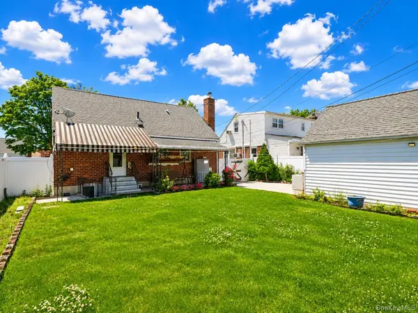 43 McAlester AVE, Hicksville, NY 11801