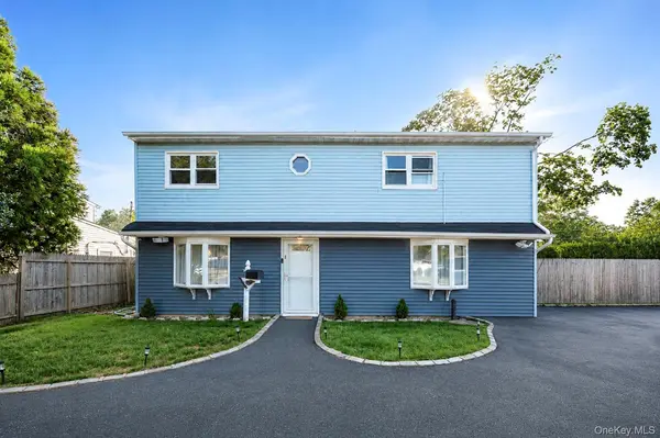 46 Stone LN, Levittown, NY 11756