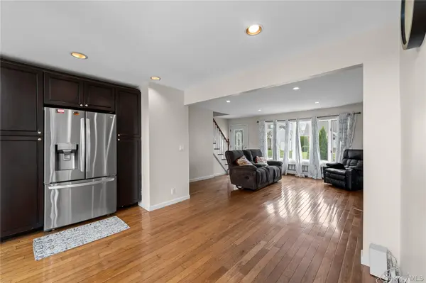 78 Pengon CIR, East Meadow, NY 11554