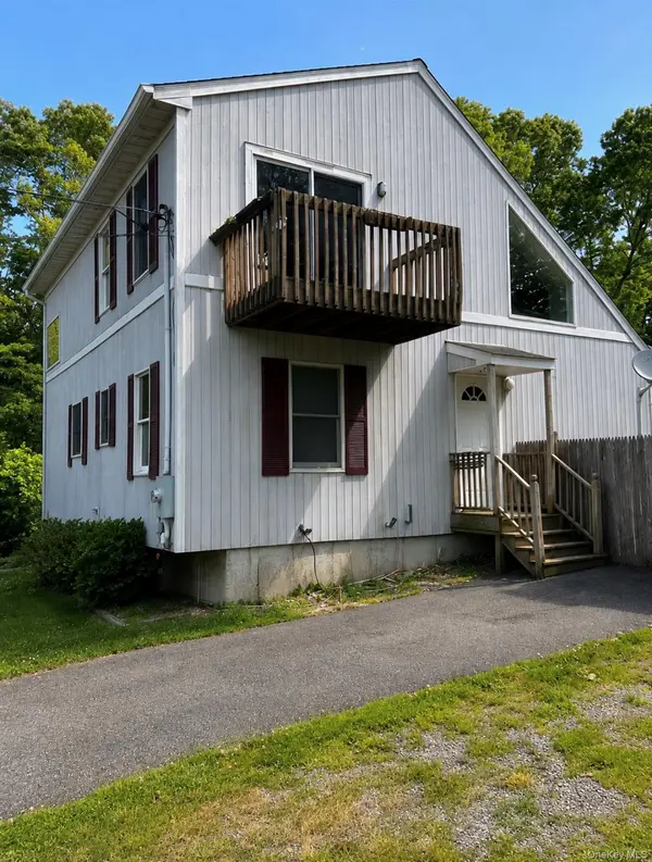 58 Iroquois TRL, Ridge, NY 11961