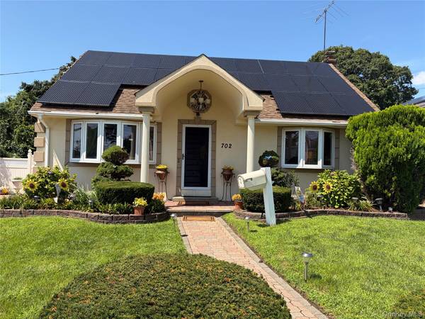 702 Diellen LN, Elmont, NY 11003