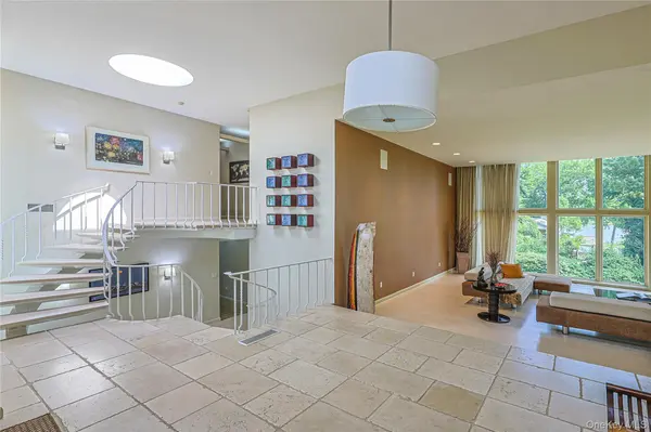 21 Lake Rd, Lake Success, NY 11020