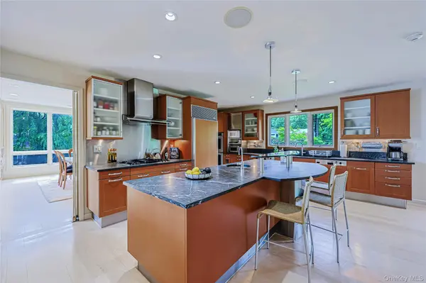 21 Lake Rd, Lake Success, NY 11020