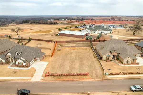 2932 Lakeshire Ridge WAY, Edmond, OK 73034