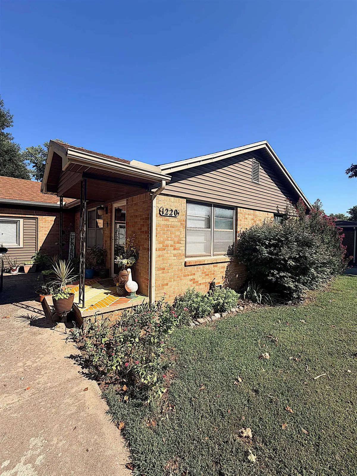 1220 N Lakeview Drive, Derby, KS 67037