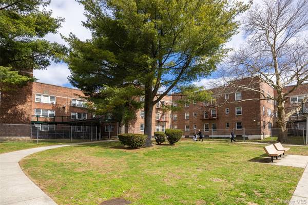 69-12 140th ST #2C, Kew Garden Hills, NY 11367