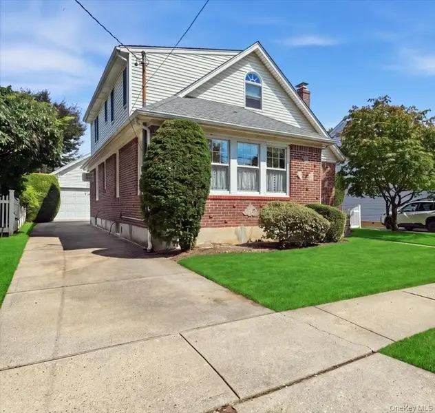 73 Chestnut AVE, Floral Park, NY 11001