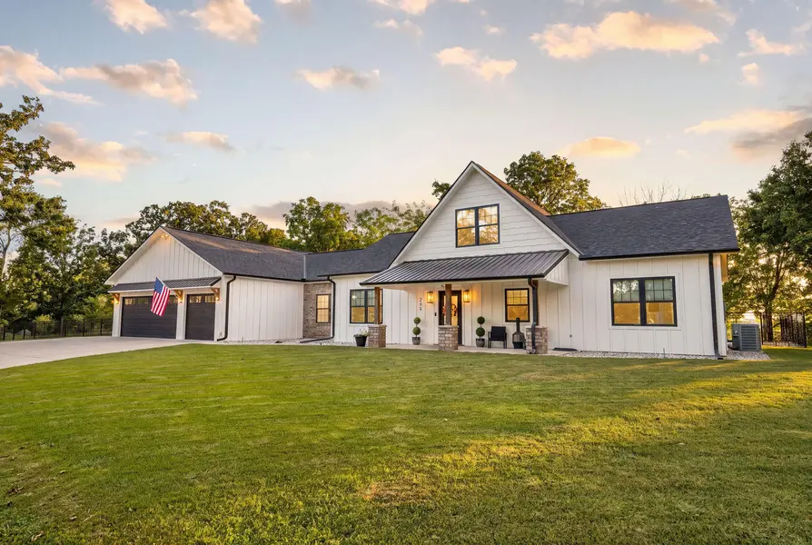 299 Bow Hunter LN, Galena, MO 65656