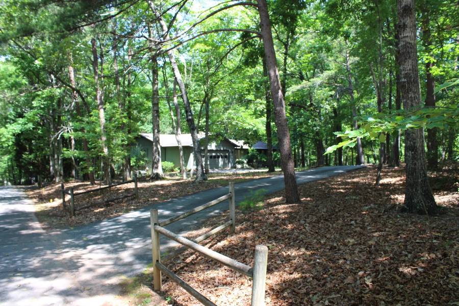 30 Oak LN, Columbus, NC 28722