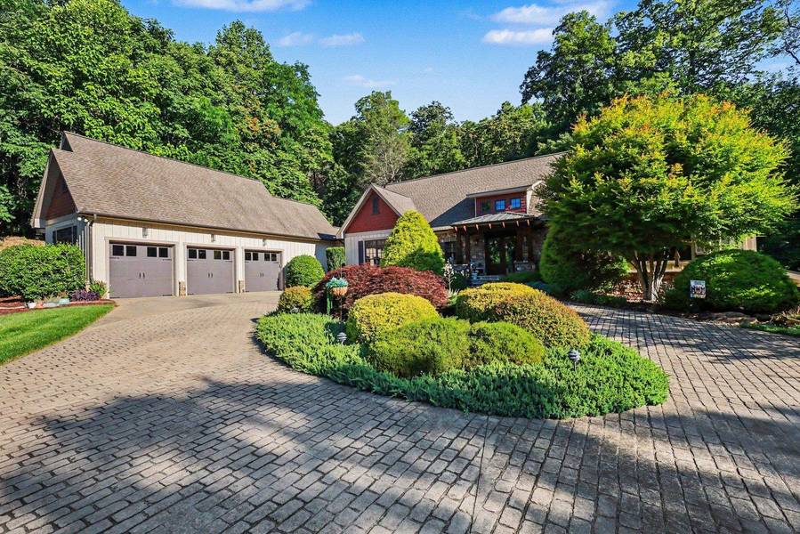 2554 Deep Gap Farm RD, Mill Spring, NC 28756