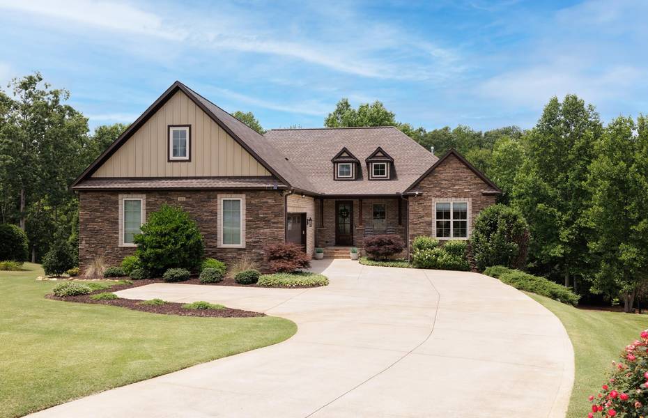 383 Island Green LN, Inman, SC 29349
