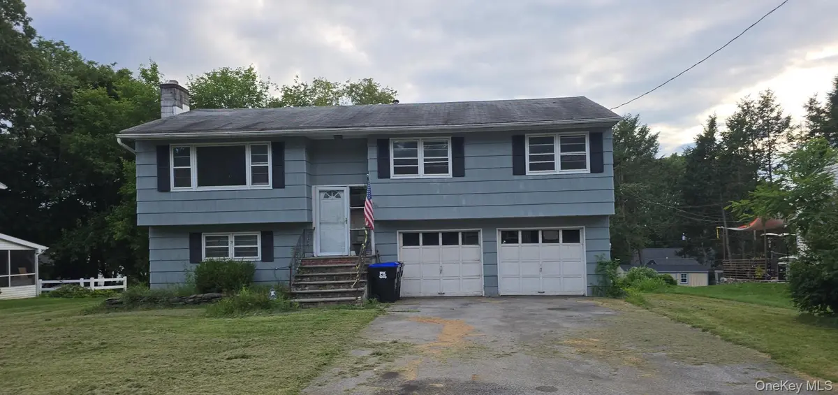 14 Bellmore DR, Poughkeepsie, NY 12603