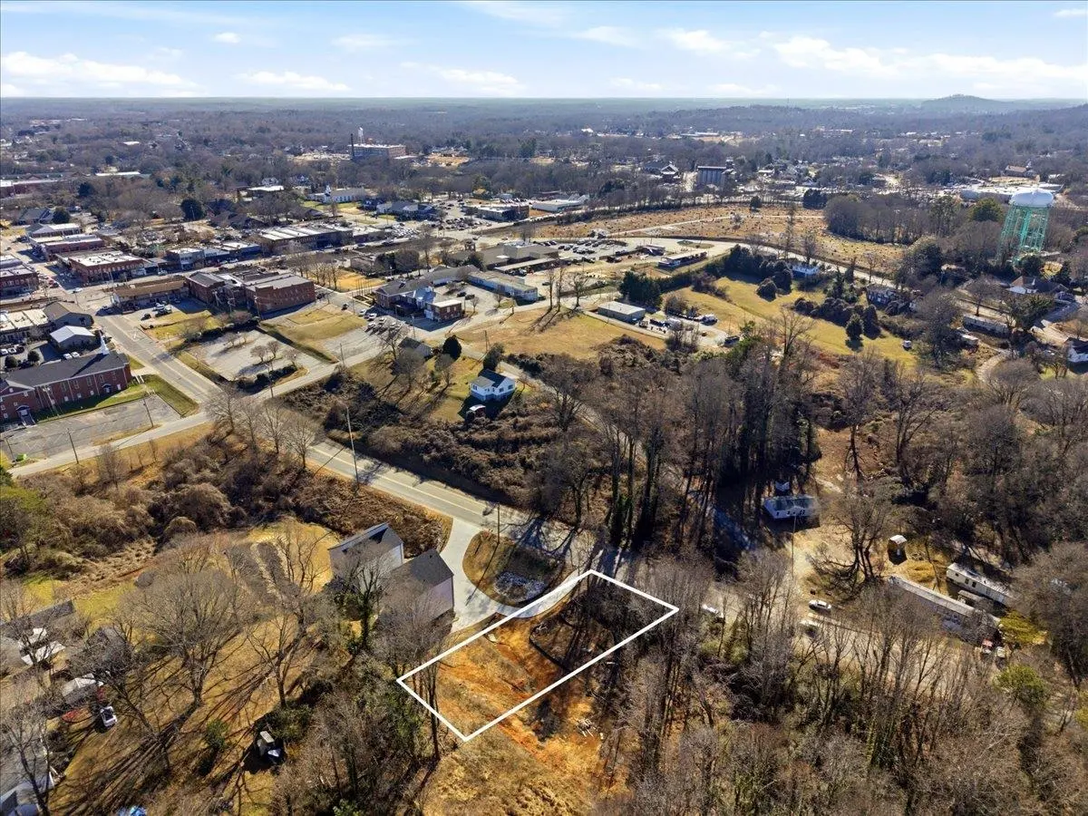 102 Sandy LN, Easley, SC 29640-2034