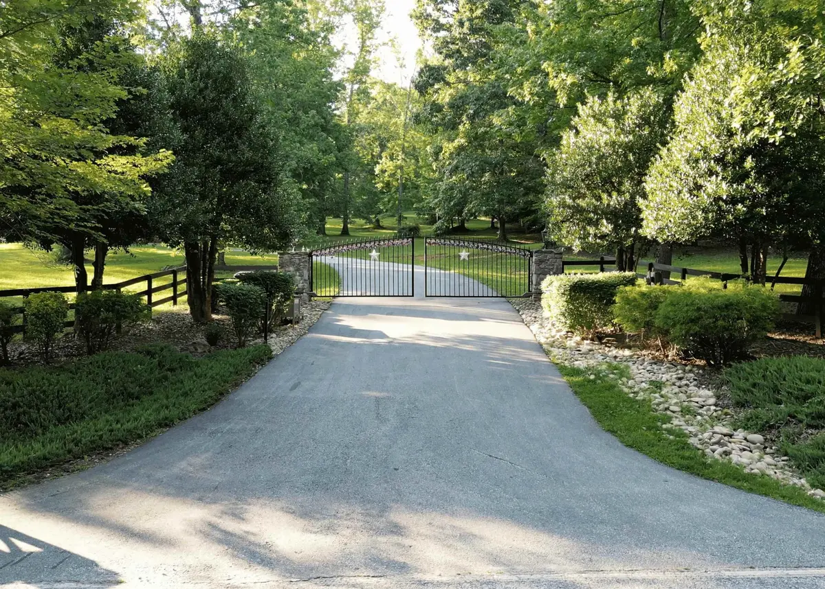 10 Knob Hill LN, Landrum, SC 29356