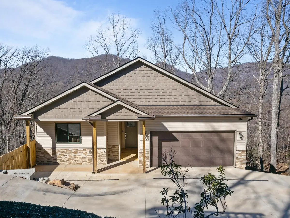 225 Aurora LN, Tryon, NC 28782-3742