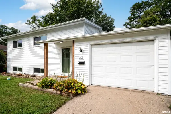 203 ARROW ST, Pekin, IL 61554