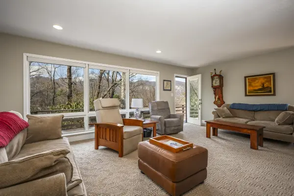 128 Dogwood LN, Lake Lure, NC 28746