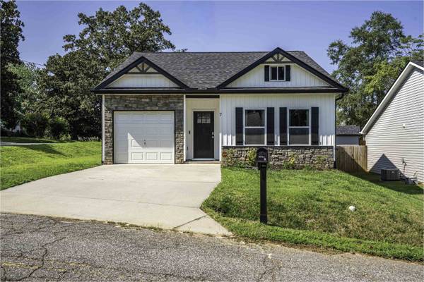 7 Lawrence ST, Inman, SC 29349