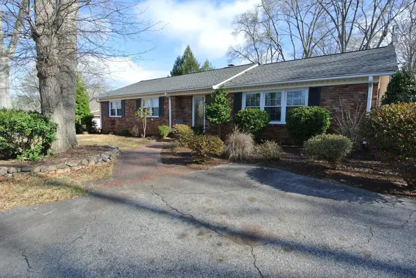 236 Greengate LN, Spartanburg, SC 29307-2212