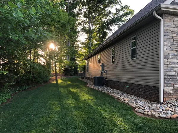 379 Riveroak RD, Inman, SC 29349