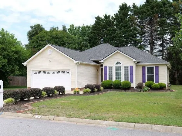 2 Tearose LN, Simpsonville, SC 29681