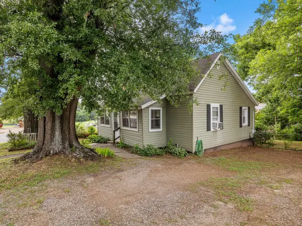 1 F ST, Inman, SC 29349