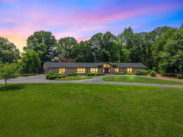 110 Racetrack RD, Woodruff, SC 29388