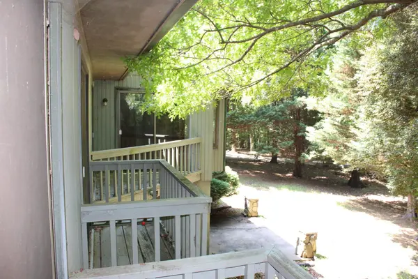 30 Oak LN, Columbus, NC 28722