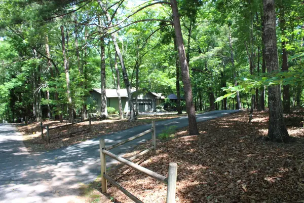 30 Oak LN, Columbus, NC 28722