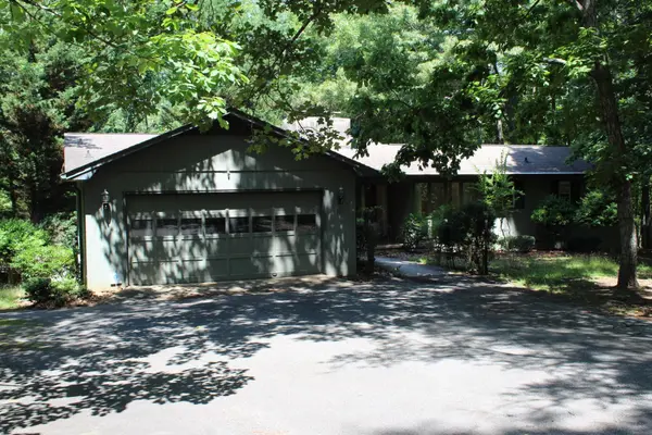 30 Oak LN, Columbus, NC 28722