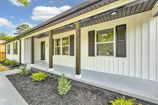 208 Seven Oaks LN, Spartanburg, SC 29301