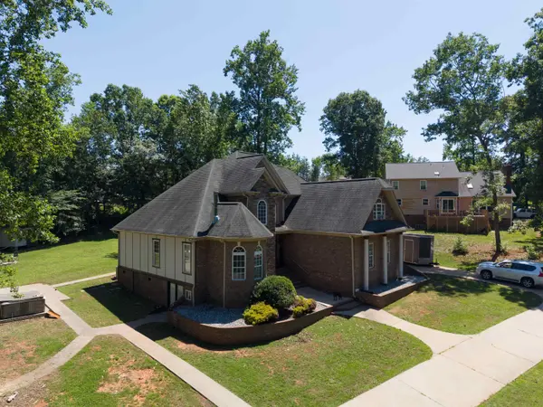 102 Point Bluff CT, Inman, SC 29349