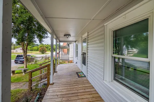 210 E Hampton ST, Laurens, SC 29360