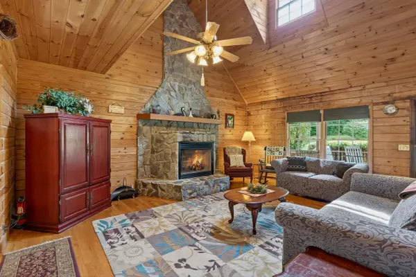 135 Pointe DR, Campobello, SC 29322