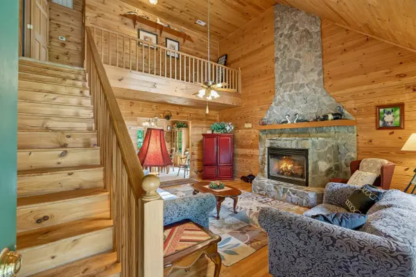 135 Pointe DR, Campobello, SC 29322