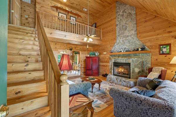 135 Pointe DR, Campobello, SC 29322