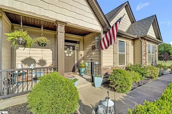 1037 Lingering Water LN, Chesnee, SC 29323