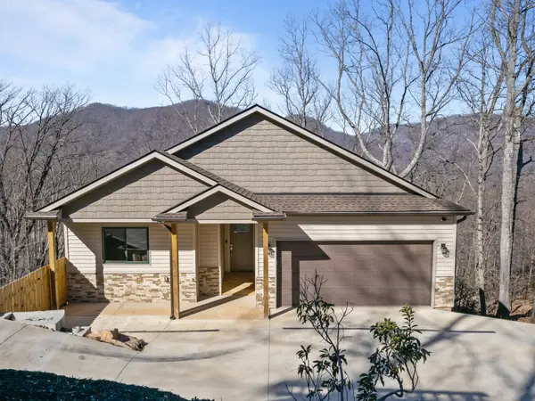 225 Aurora LN, Tryon, NC 28782-3742
