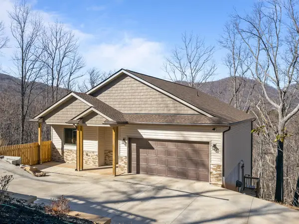 225 Aurora LN, Tryon, NC 28782-3742