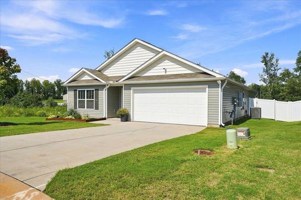 443 Valencia CIR, Wellford, SC 29385