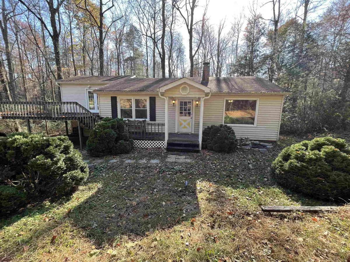 387 Red Horse LN, Saluda, NC 28773