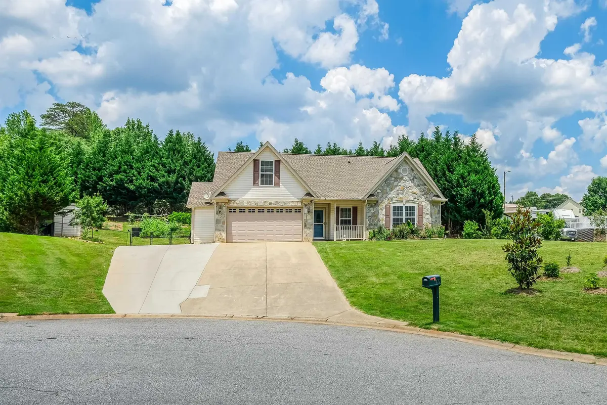450 Gibbs Village LN, Wellford, SC 29385