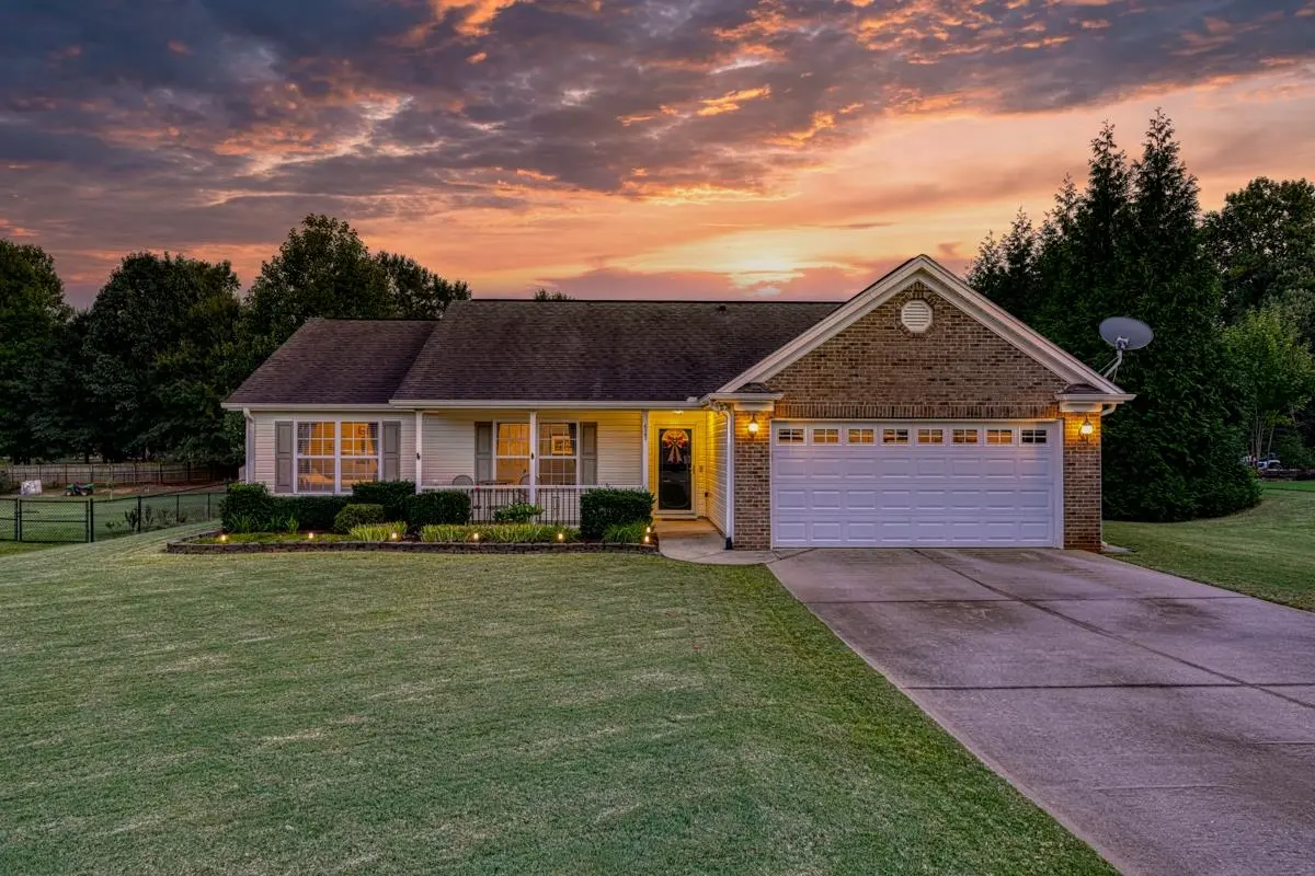 427 Gibbs Village LN, Wellford, SC 29385