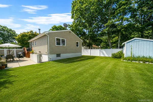 7 Wellwood DR, Shirley, NY 11967