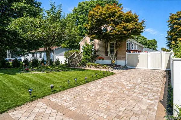 7 Wellwood DR, Shirley, NY 11967