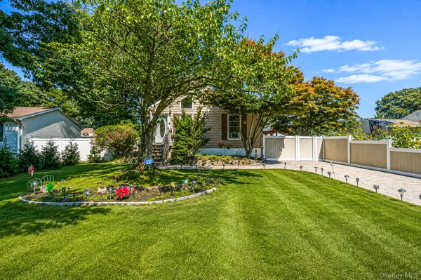 7 Wellwood DR, Shirley, NY 11967