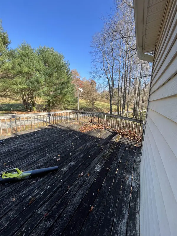 387 Red Horse LN, Saluda, NC 28773