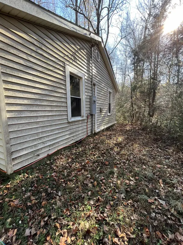 387 Red Horse LN, Saluda, NC 28773