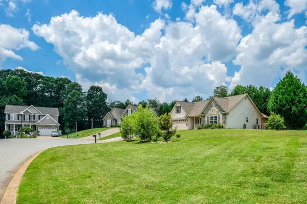 450 Gibbs Village LN, Wellford, SC 29385